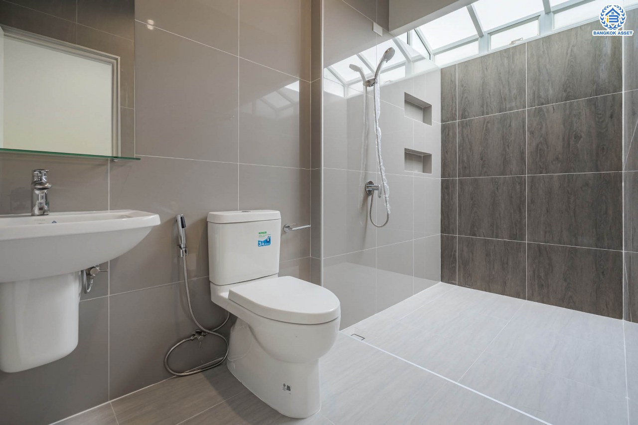 บ้านมือสองตกแต่งใหม่ ทำเลโซนเมือง! หลังมุม ม.ปัญฐิญา1 พระราม5 ตกแต่งดีไซน์ทันสมัย เนื้อที่ 55.5 ตร.ว. หลังใหญ่พร้อมอยู่ ฟังก์ชัน 3 ห้องนอน 3 ห้องน้ำ 2 ที่จอดรถ พร้อมเรือนรับรอง ทำเลศักยภาพ เชื่อมต่อถนนหลายสาย ใกล้รถไฟฟ้า "สถานีแยกติวานนท์"